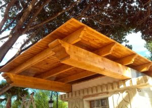 carpintería Madecor techo voladizo en madera de primera calidad